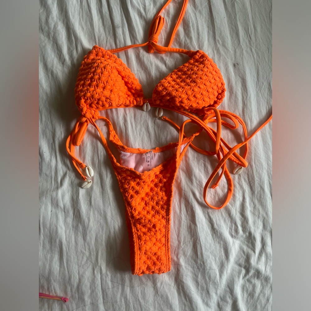 4 BIKINI SETS